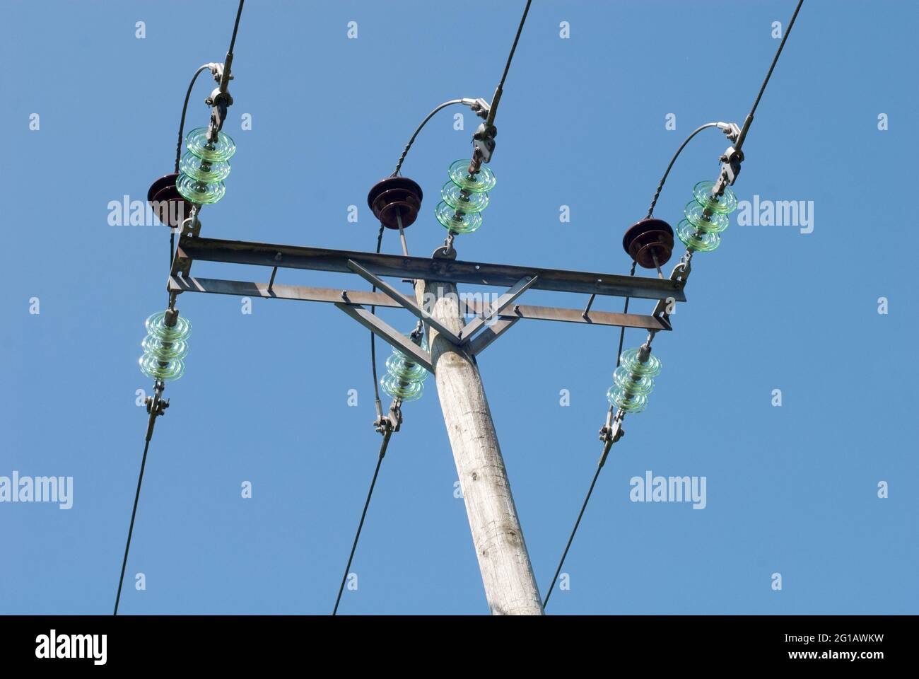 33 KV Stromleitungsmast mit Glasisolatoren Stockfoto