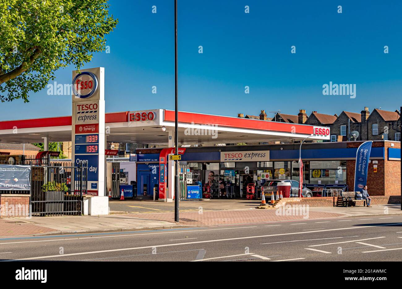 Ein Esso-Garagenvorplatz und ein Tesco Express-Geschäft an der Balham High Road in South London, Großbritannien Stockfoto