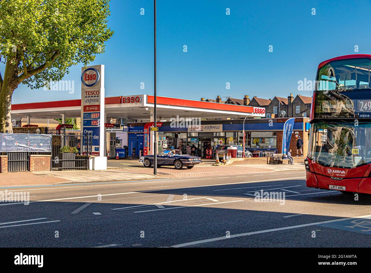 Ein roter London Bus fährt an einer Esso-Tankstelle an der Balham High Road in Süd-London vorbei Stockfoto