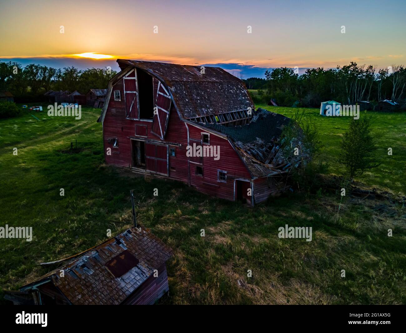 Eine Luftaufnahme einer alten verlassenen Scheune, die von den ersten Siedlern der Landwirtschaft in der weitläufigen, offenen Prärieprovinz Saskatchewan erbaut wurde. Stockfoto