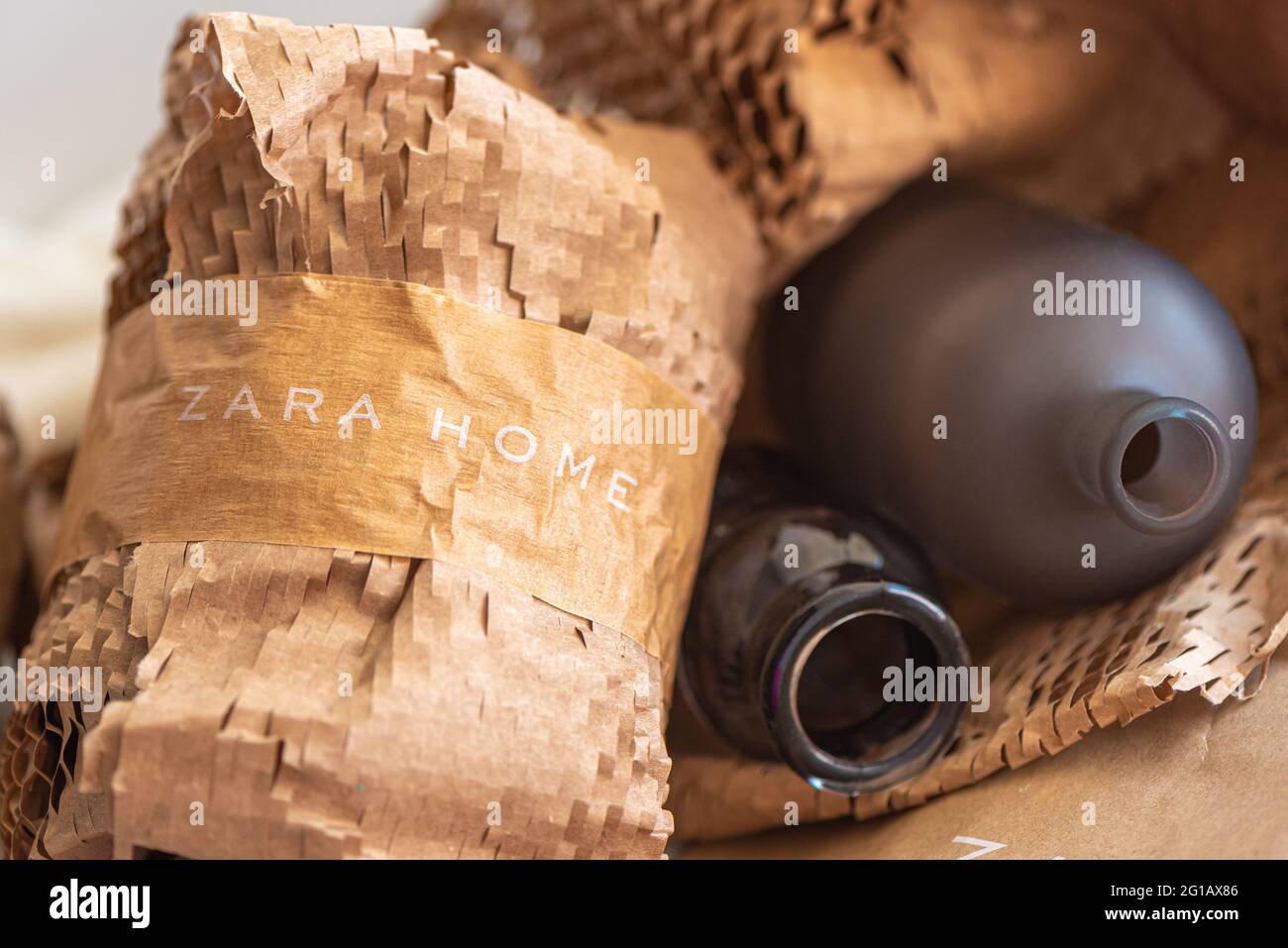 Verpackungspapier mit Zara Home Logo und Flaschen auf dem Tisch Stockfoto