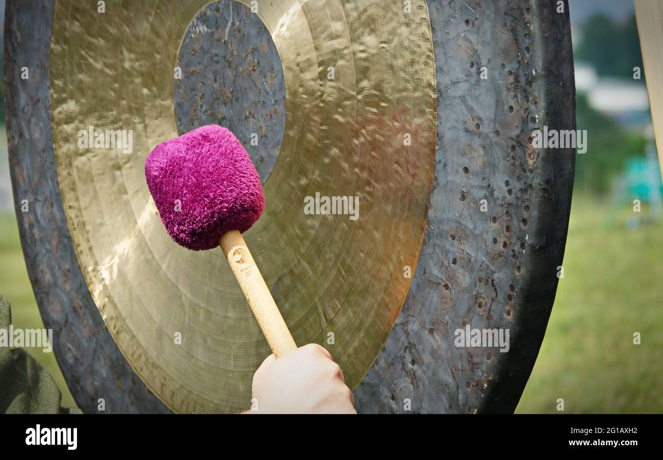 Klangtherapie mit gong, Es ist wichtig, völlig entspannt zu sein, um den Klang und die Vibration von Gong in vollen Zügen zu akzeptieren. Stockfoto