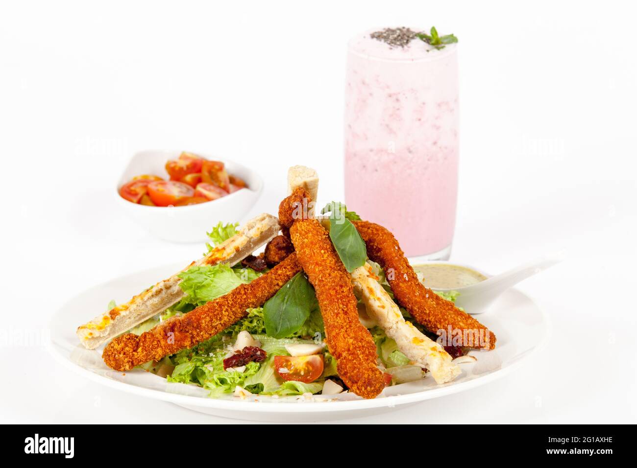 Gesunde Ernährung; Salat mit gegrilltem Hähnchen. Stockfoto