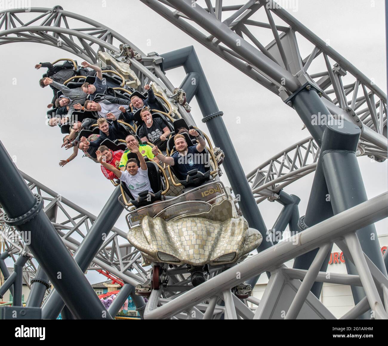 Mackpool Club Pleasure Beach Erleben Sie eine private Veranstaltung in Pleasure Beach Blackpool, Reiter genießen exklusive Fahrt auf dem neuen ICON Coaster Stockfoto