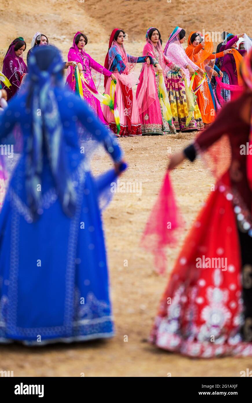 Qashqai traditionelle Tänze während der Hochzeitszeremonie, Semirom County, Isfahan Provinz des Iran. Stockfoto