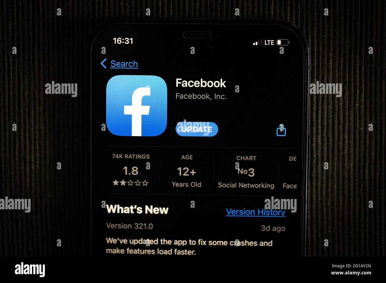 Facebook-App im Apple App Store auf einem iPhone 12-Bildschirm. Stockfoto