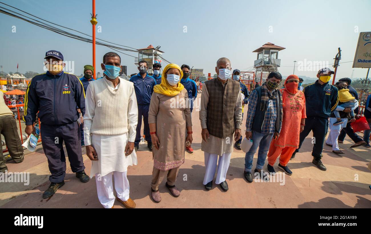 Haridwar, Uttarakhand Indien 06. April 2021. Polizisten verbreiten das Bewusstsein für den Schutz vor dem Coronavirus, um sich während des Maha Kumbh 2021 vor dem Coronavirus zu schützen. Apple prores 422 Hochwertige 4k-Aufnahmen. Stockfoto