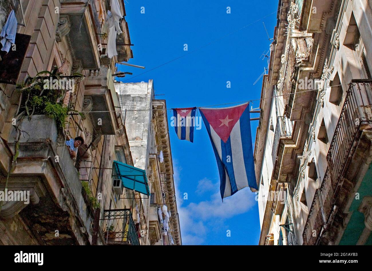 Apartmentgebäude. Havanna, 50. Jahrestag der sozialistischen Revolution. Fünfzig Jahre seit dem Sturz der Batista-Regierung. So begann der Sozialistische Revolutionsstaat unter den Truppen von Fidel Castro, Che Guevara und Camilo Cienfuegos. 2009, während die kubanische Gesellschaft sich ständig angleichung und nachdem das Regime in eine neue soziale und wirtschaftliche postsowjetische Periode eingetreten ist, spiegelt Kuba die Notwendigkeit heutiger revolutionärer Veränderungen wider. Havanna, Kuba. 2. Januar 2009. Stockfoto