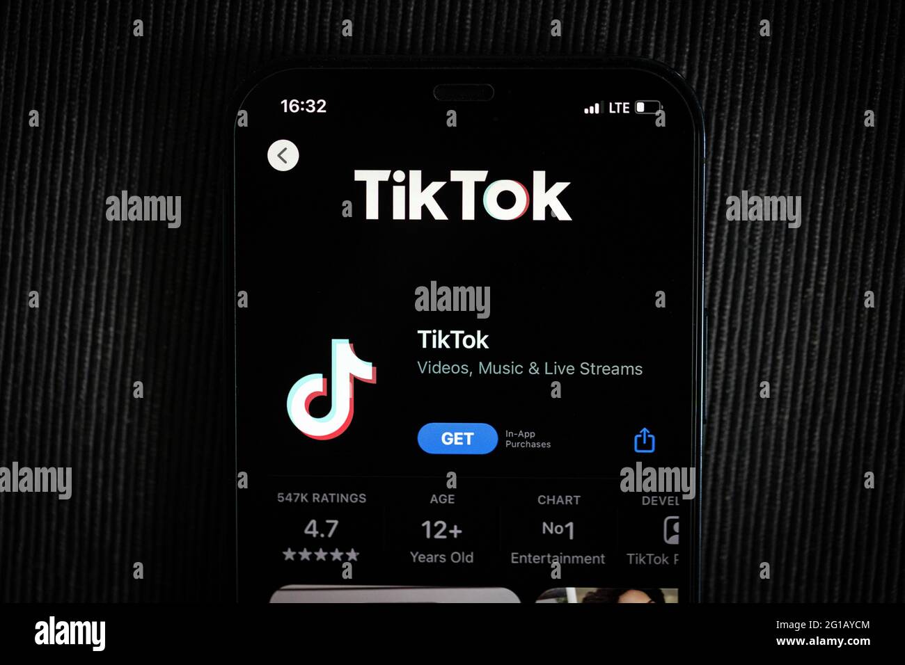 TikTok App im Apple App Store auf einem iPhone 12-Bildschirm. Stockfoto