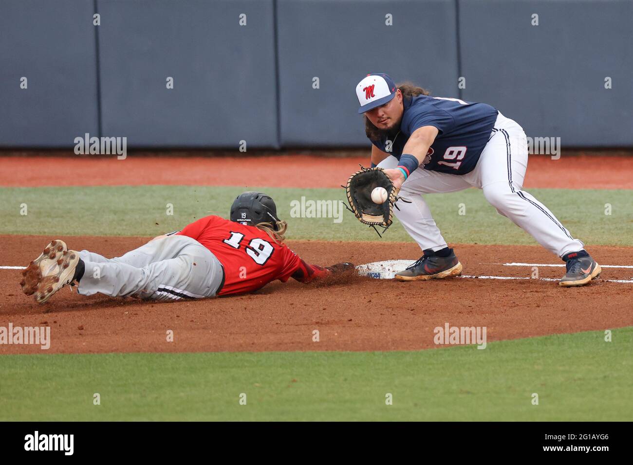 04. Juni 2021: Ole Miss Infielder Cael Baker (19) versucht, den Southeast Mo. St. Outfielder Danny Wright (19) zu fangen, bevor er während eines NCAA Regional Baseballspiels zwischen Ole Miss und Southeast Missouri im Swayze Field in Oxford, MS, in die Tasche zurückkehrt. Bobby McDuffie/CSM Stockfoto