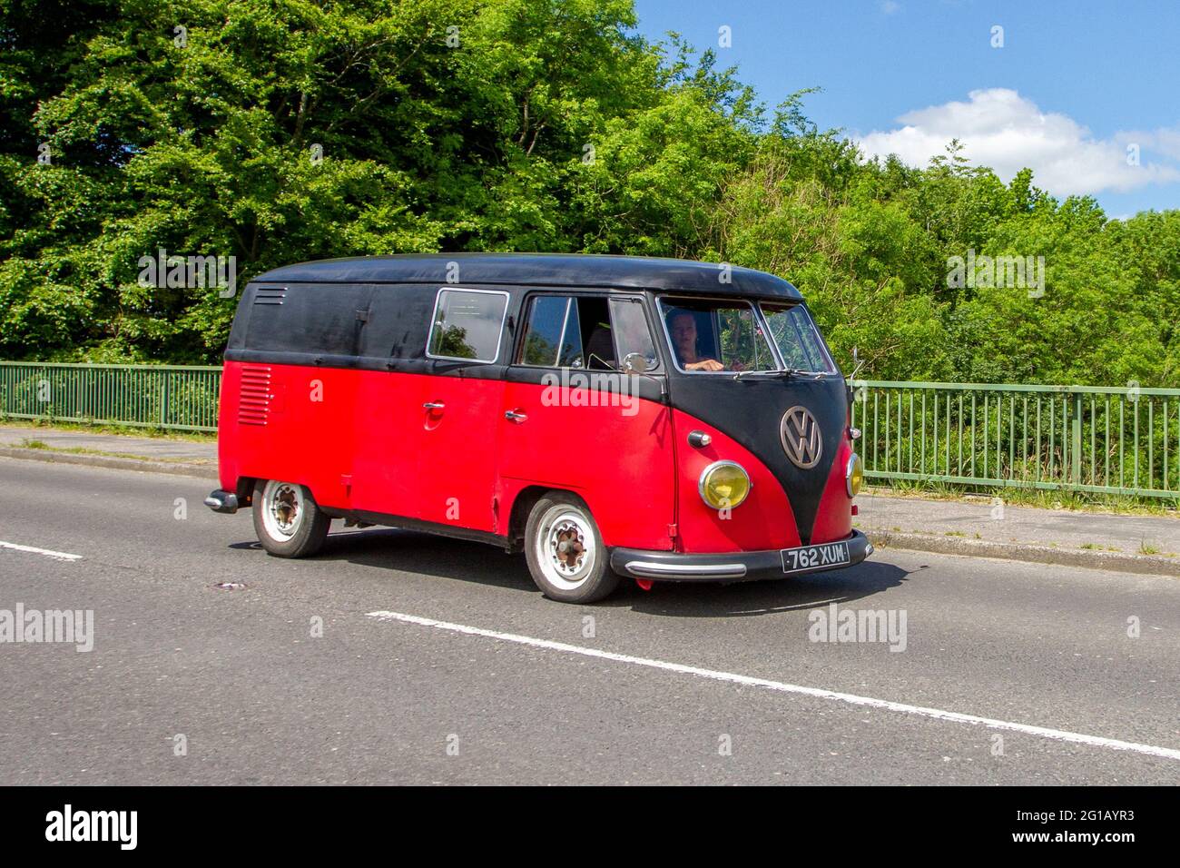 1960 60er Jahre rot geteilter Bildschirm Vintage VW Fenster Van Wohnwagen,. Volkswagen Wohnmobile, POP TOP Caddy, Transporter, Wohnmobile, Kombi, kombi, Wohnmobil, Umbau, Vee Dub, Umbauten, Mikrobus, Bus, Camper, VW-Transporter in Bewegung. Stockfoto