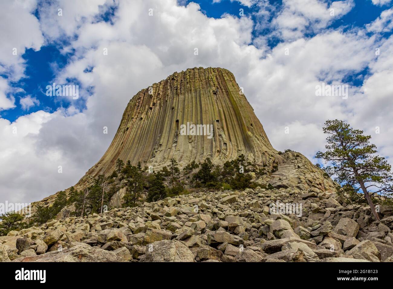 Blick auf den Devils Tower von einem Pfad, der um den Gipfel führt, Devils Tower National Monument, Wyoming, USA Stockfoto