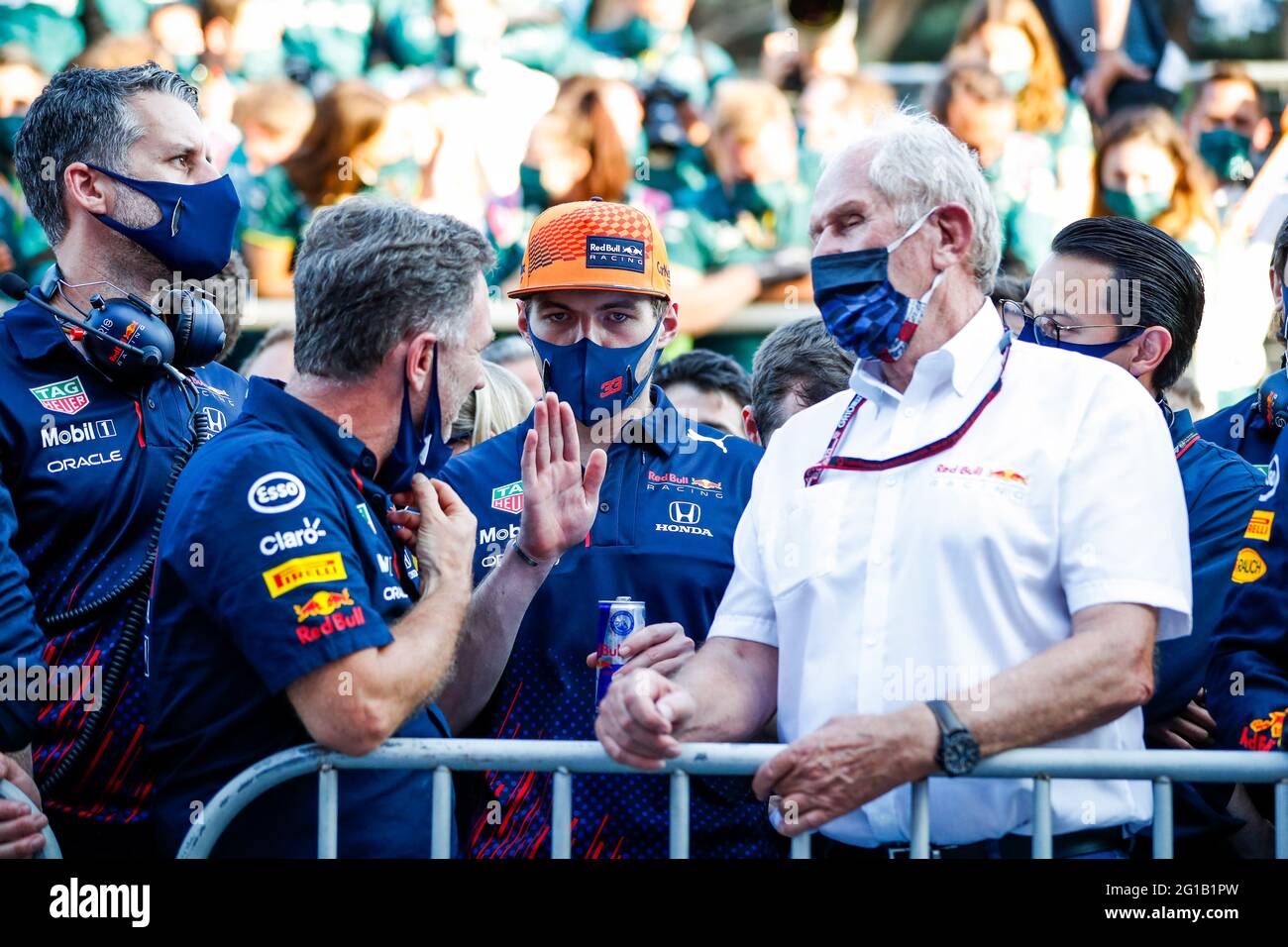 (L bis R): Max Verstappen (NLD) Red Bull Racing mit Max Verstappen (NLD) Red Bull Racing und Dr. Helmut Marko (AUT) Red Bull Motorsport Consultant in Parc Ferme. Großer Preis von Aserbaidschan, Sonntag, 6. Juni 2021. Baku City Circuit, Aserbaidschan. FIA Pool-Bild nur zur redaktionellen Verwendung Stockfoto