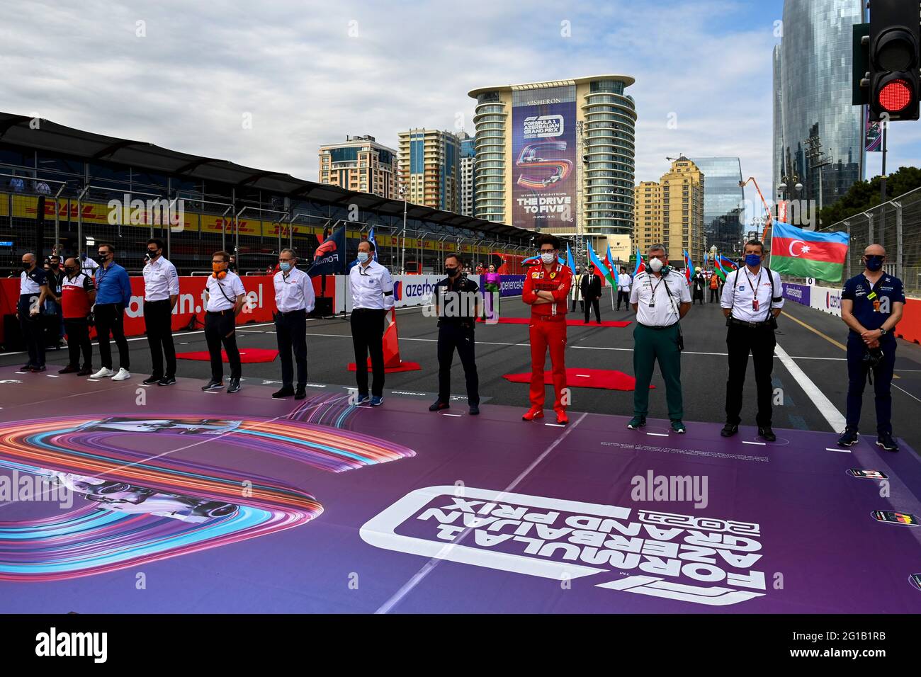 Die Teamleiter beobachten die Nationalhymne. Großer Preis von Aserbaidschan, Sonntag, 6. Juni 2021. Baku City Circuit, Aserbaidschan. FIA Pool-Bild nur zur redaktionellen Verwendung Stockfoto