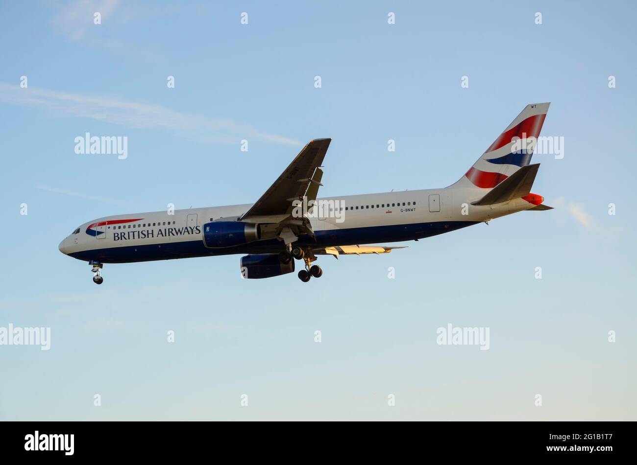 British Airways Boeing 767 300 Airliner-Düsenflugzeug G-BNWT landet am Flughafen London Heathrow, Großbritannien. Langstreckenflüge mit Großraumflugzeuge Stockfoto