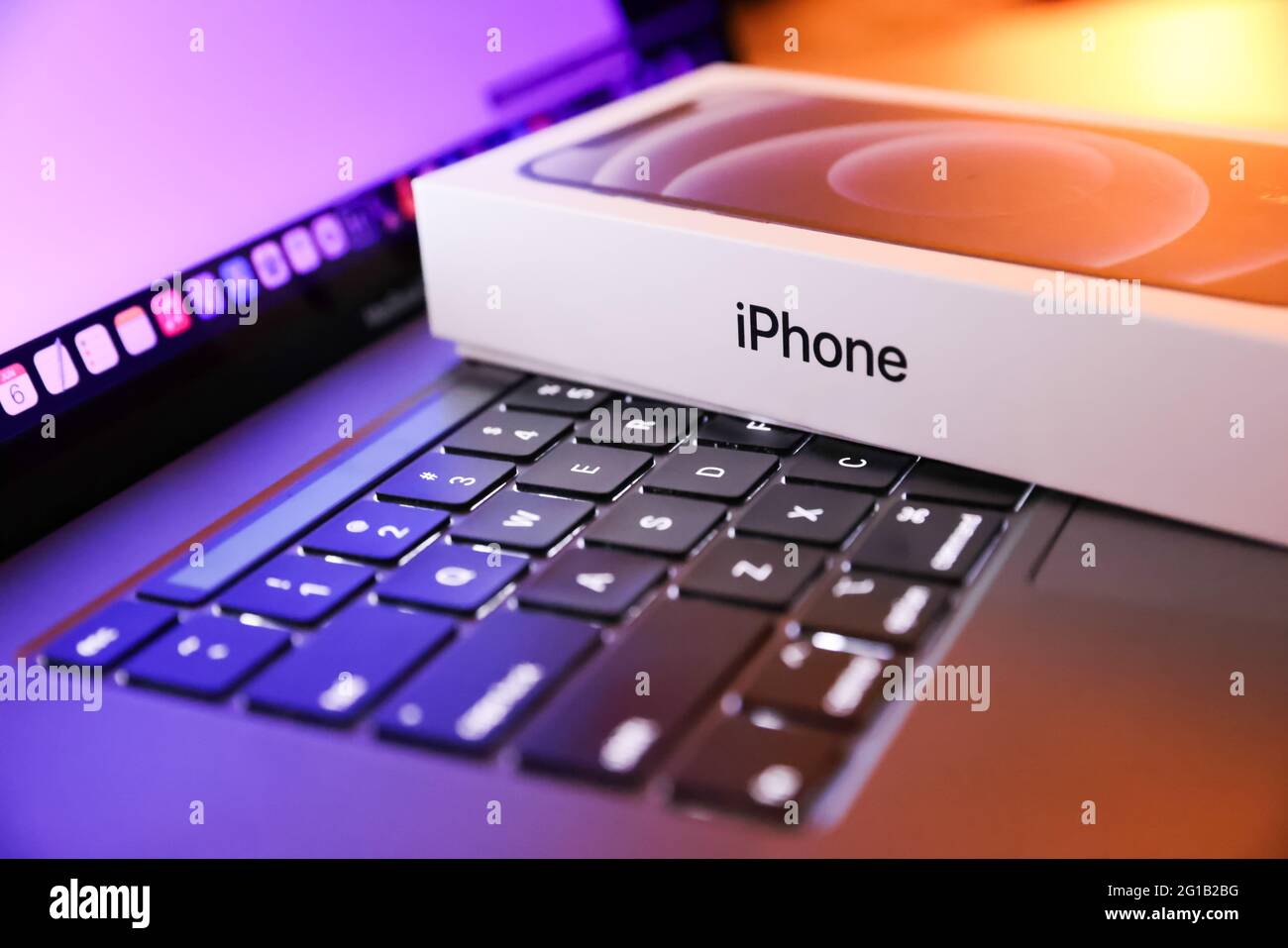 Tokio, Japan. Juni 2021. In dieser Abbildung sehen Sie Apples iPhone 12 auf einem MacBook Pro. (Foto: Stanislav Kogiku/SOPA Images/Sipa USA) Quelle: SIPA USA/Alamy Live News Stockfoto