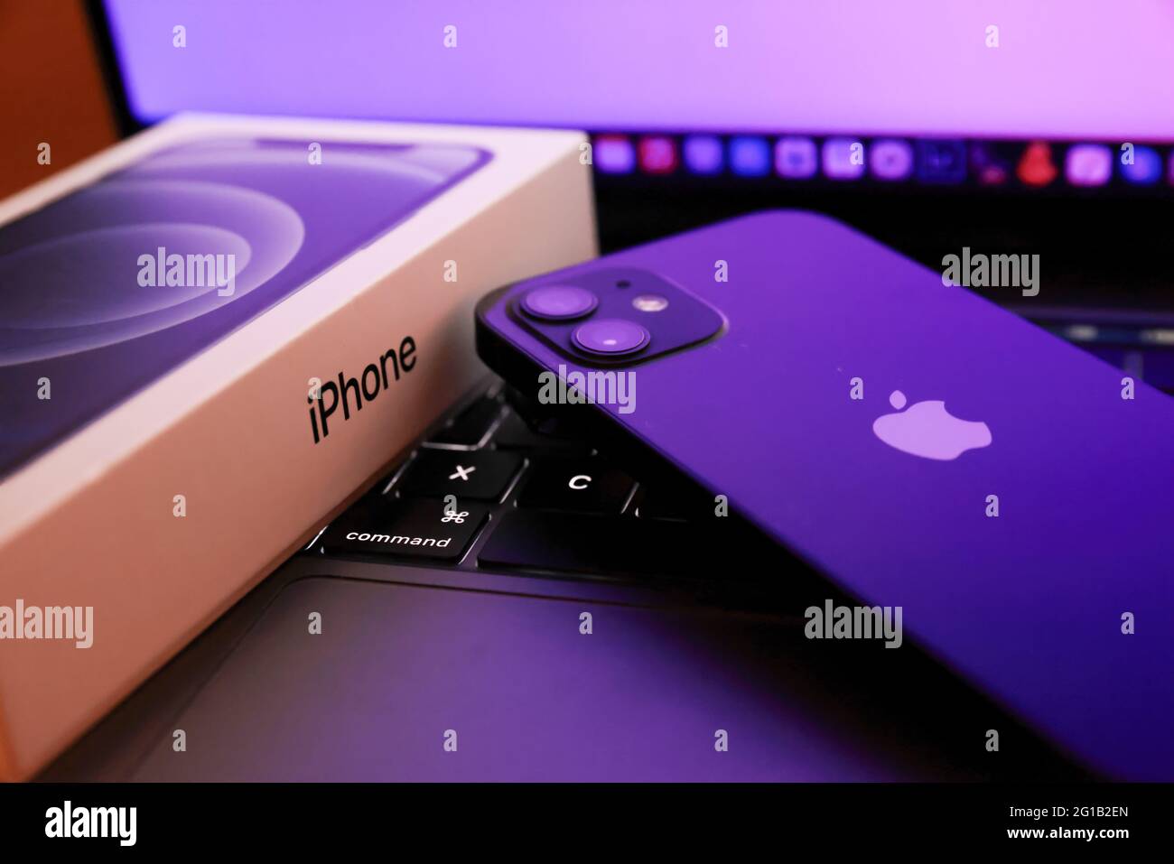 Tokio, Japan. Juni 2021. In dieser Abbildung sehen Sie Apples iPhone 12 auf einem MacBook Pro. (Foto: Stanislav Kogiku/SOPA Images/Sipa USA) Quelle: SIPA USA/Alamy Live News Stockfoto