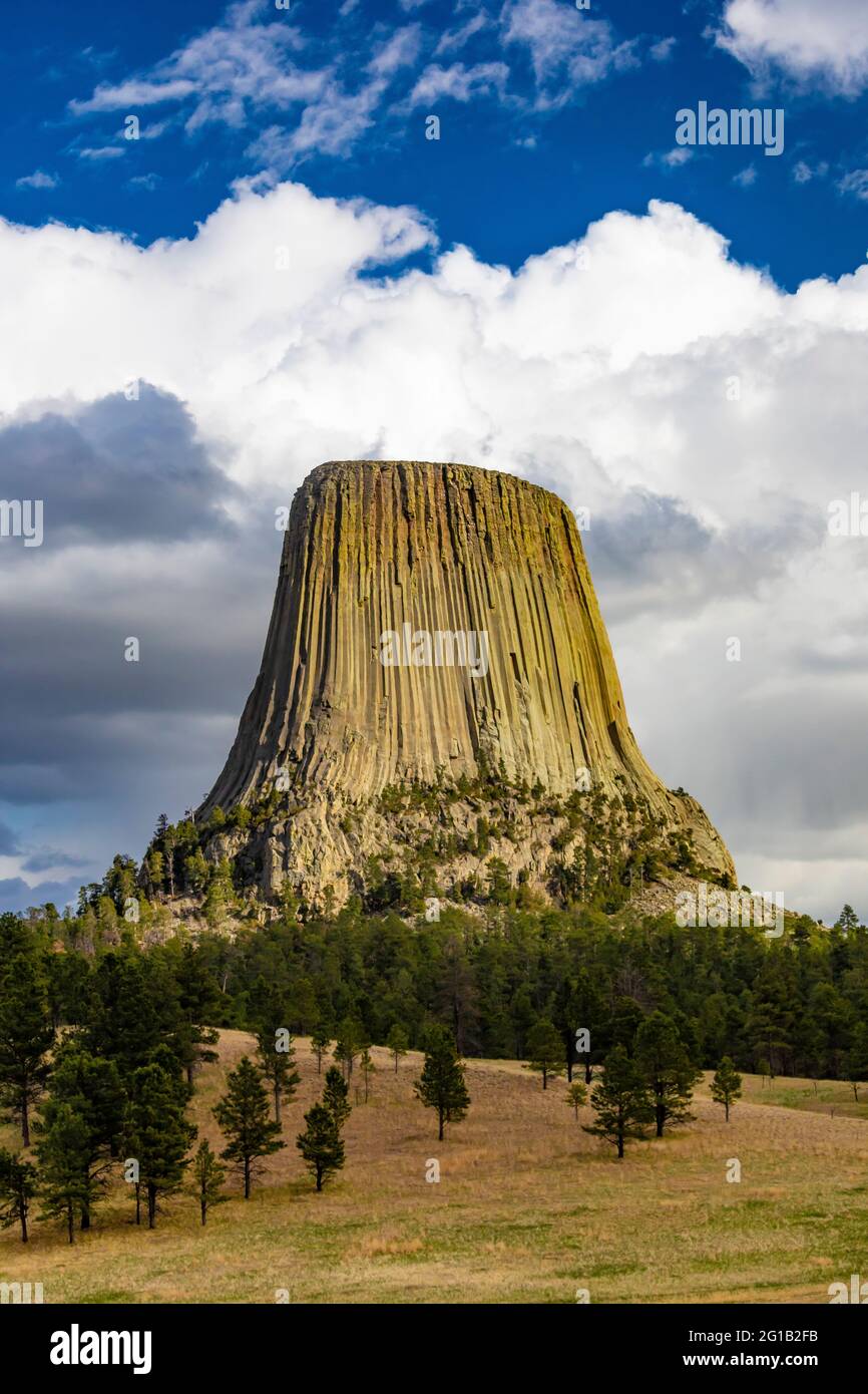 Dramatische Aussicht auf den Devils Tower vom Joyner Ridge im Devils Tower National Monument, Wyoming, USA Stockfoto