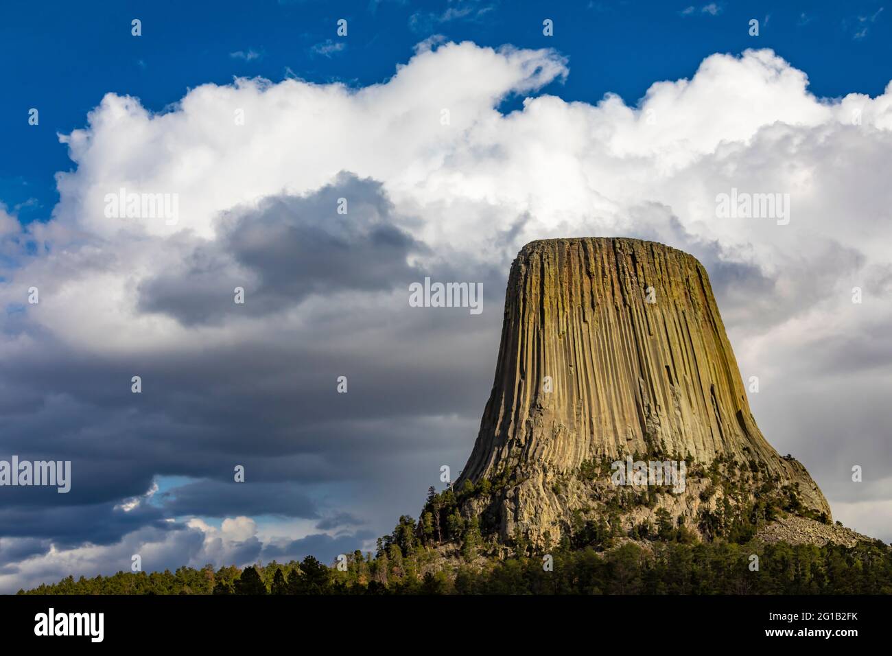 Dramatische Aussicht auf den Devils Tower vom Joyner Ridge im Devils Tower National Monument, Wyoming, USA Stockfoto