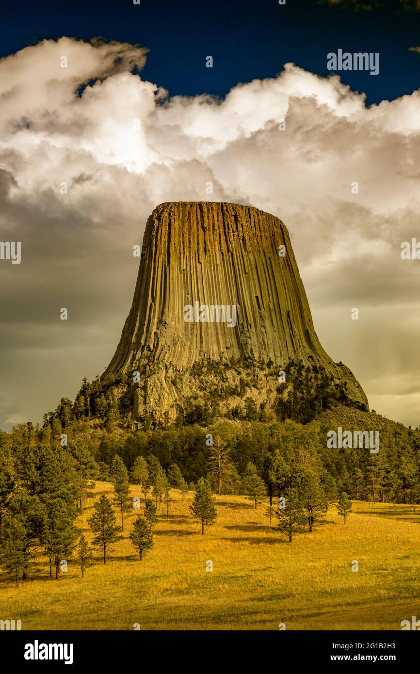 Dramatische Aussicht auf den Devils Tower vom Joyner Ridge im Devils Tower National Monument, Wyoming, USA Stockfoto