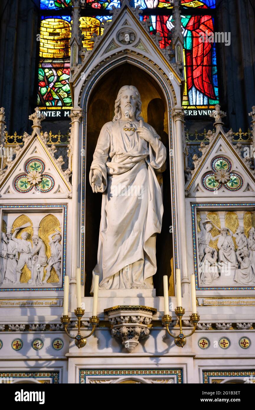 Statue des Heiligsten Herzens Jesu. Votivkirche – Votivkirche, Wien, Österreich. Stockfoto