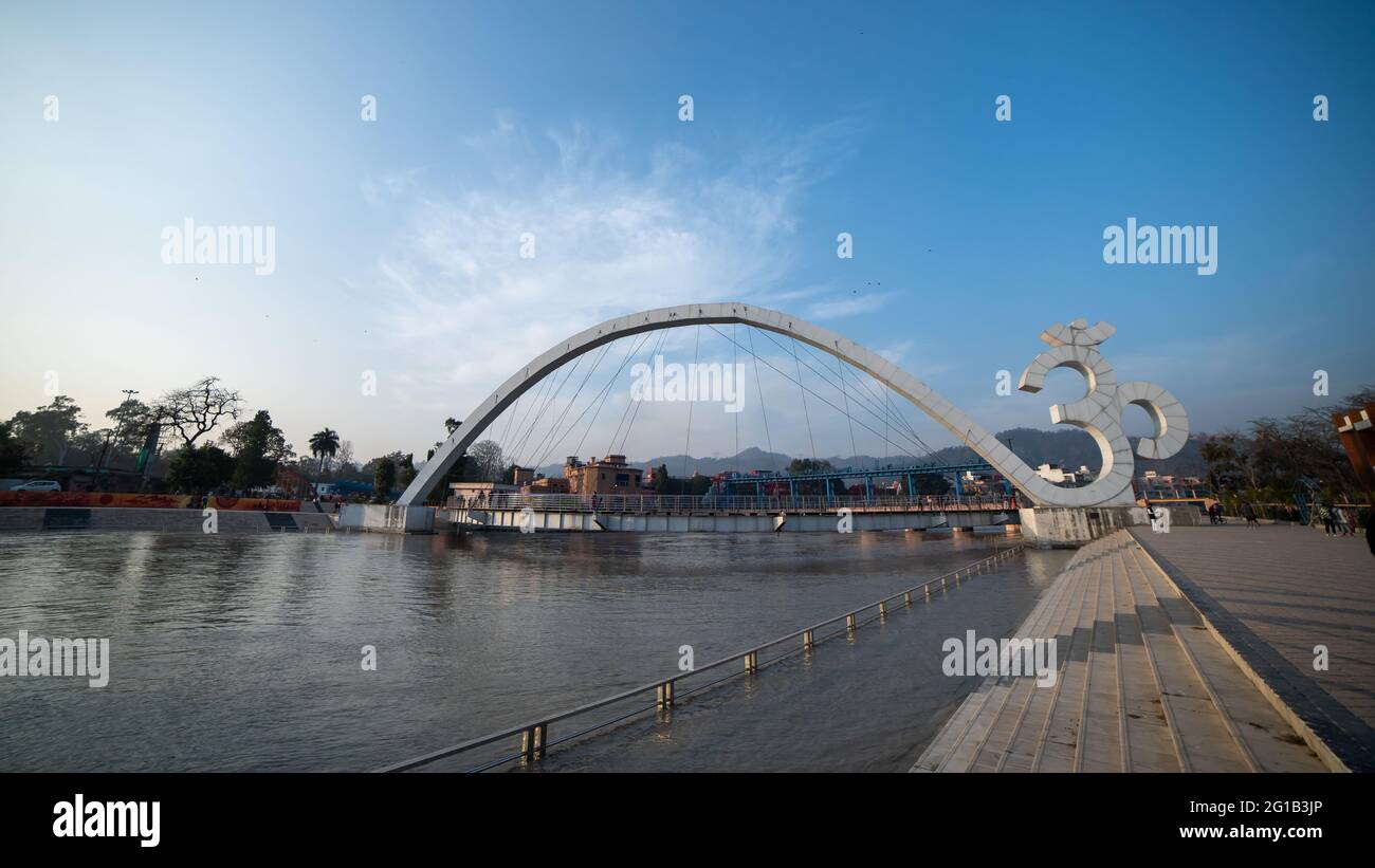 OM-Brücke in Haridwar, Uttarakhand Indien. OM ist ein heiliger Klang eines spirituellen Symbols in indischen Religionen. Appleprores 422 4k Cinetone. Hochwertige Fotos Stockfoto