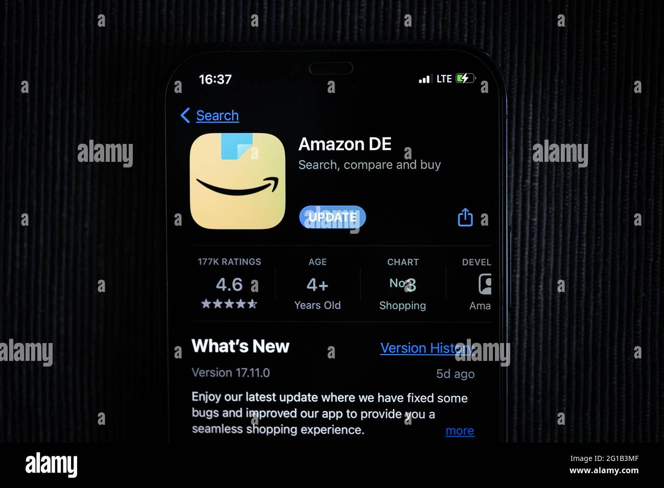 Amazon App im Apple App Store auf einem iPhone 12-Bildschirm. Stockfoto