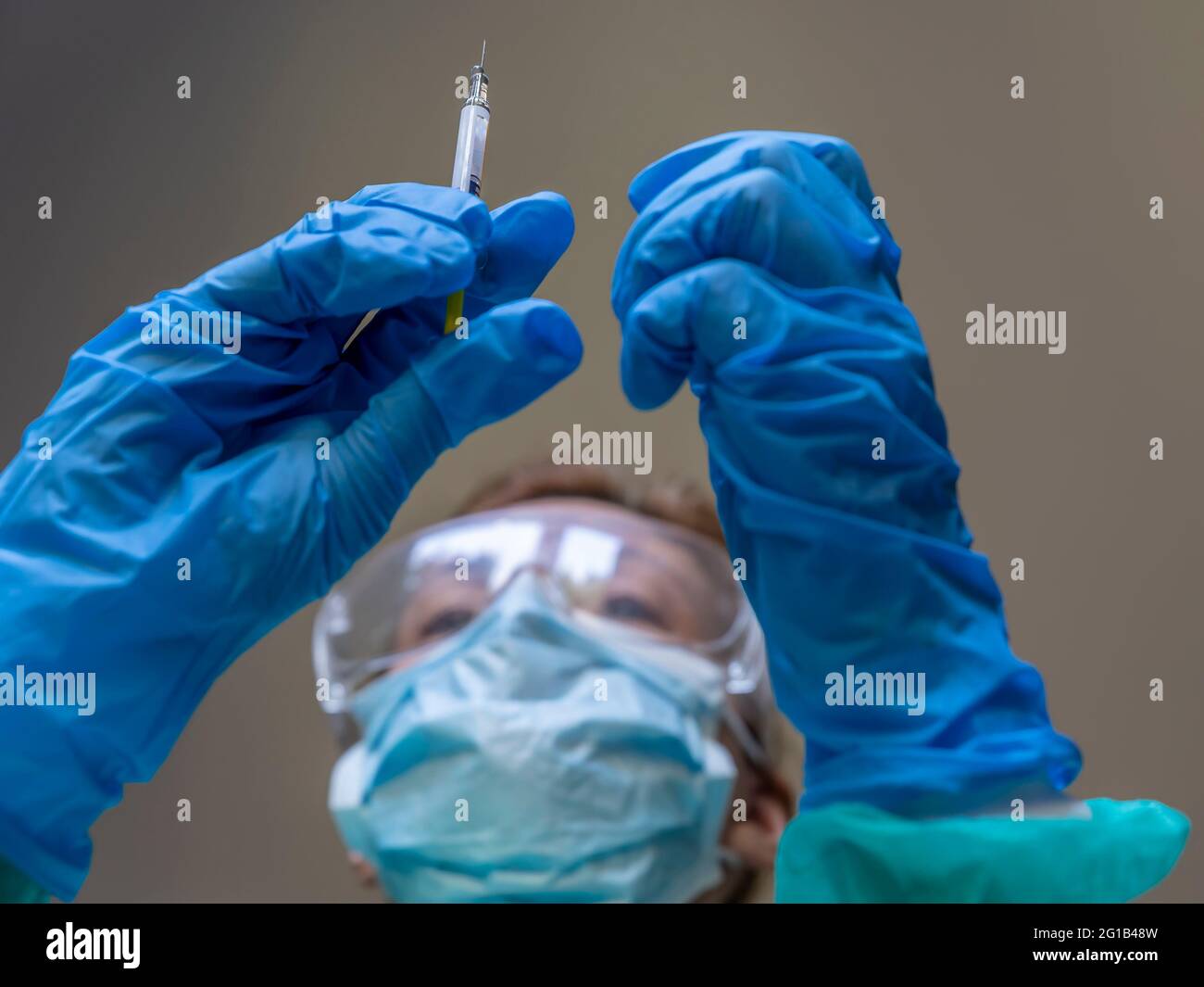 Eine Krankenschwester bereitet den Impfstoff gegen das Coronavirus Covid-19 vor, um ihn einem Patienten zu impfen Stockfoto