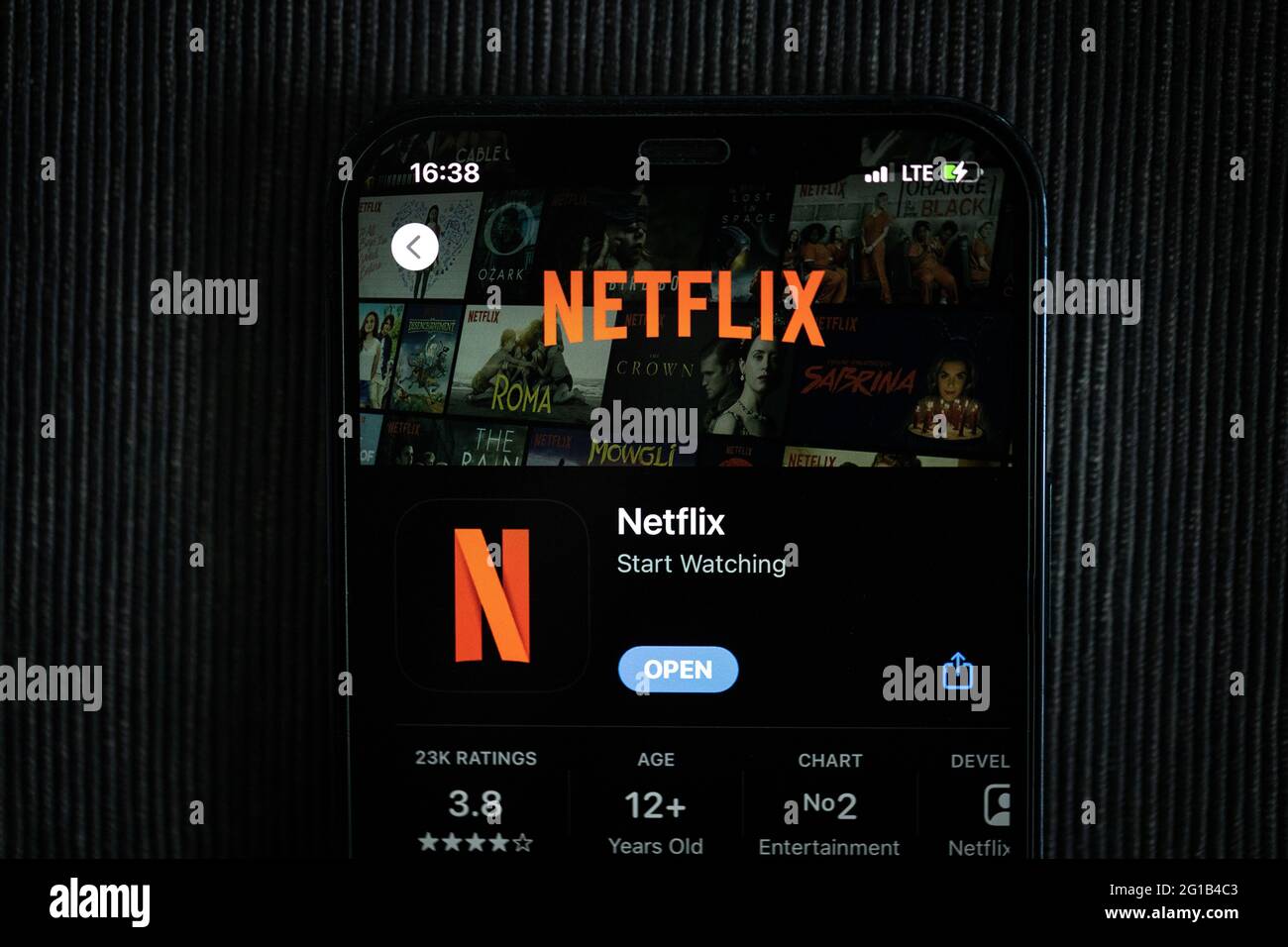 Netflix-App im Apple App Store auf einem iPhone 12-Bildschirm. Stockfoto