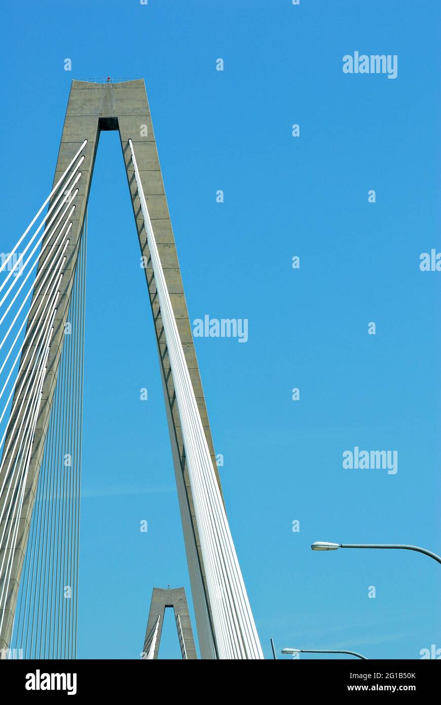 Die Cable-stay Arthur Ravenel Jr. Bridge, die das Stadtzentrum von Charleston, South Carolina, mit Mount Pleasant, South Carolina verbindet, wurde 2005 eröffnet. Stockfoto