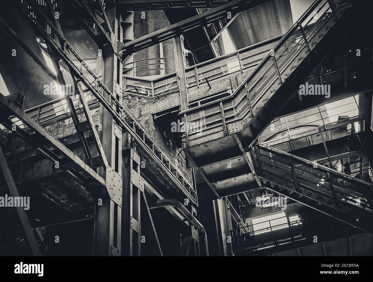 Sie ragt in einer düsteren Atmosphäre im Herzen der Industriekultur auf dem Stahlrahmen im Landschaftspark Duisburg Nord. Stahlwerke, Grube. Stockfoto