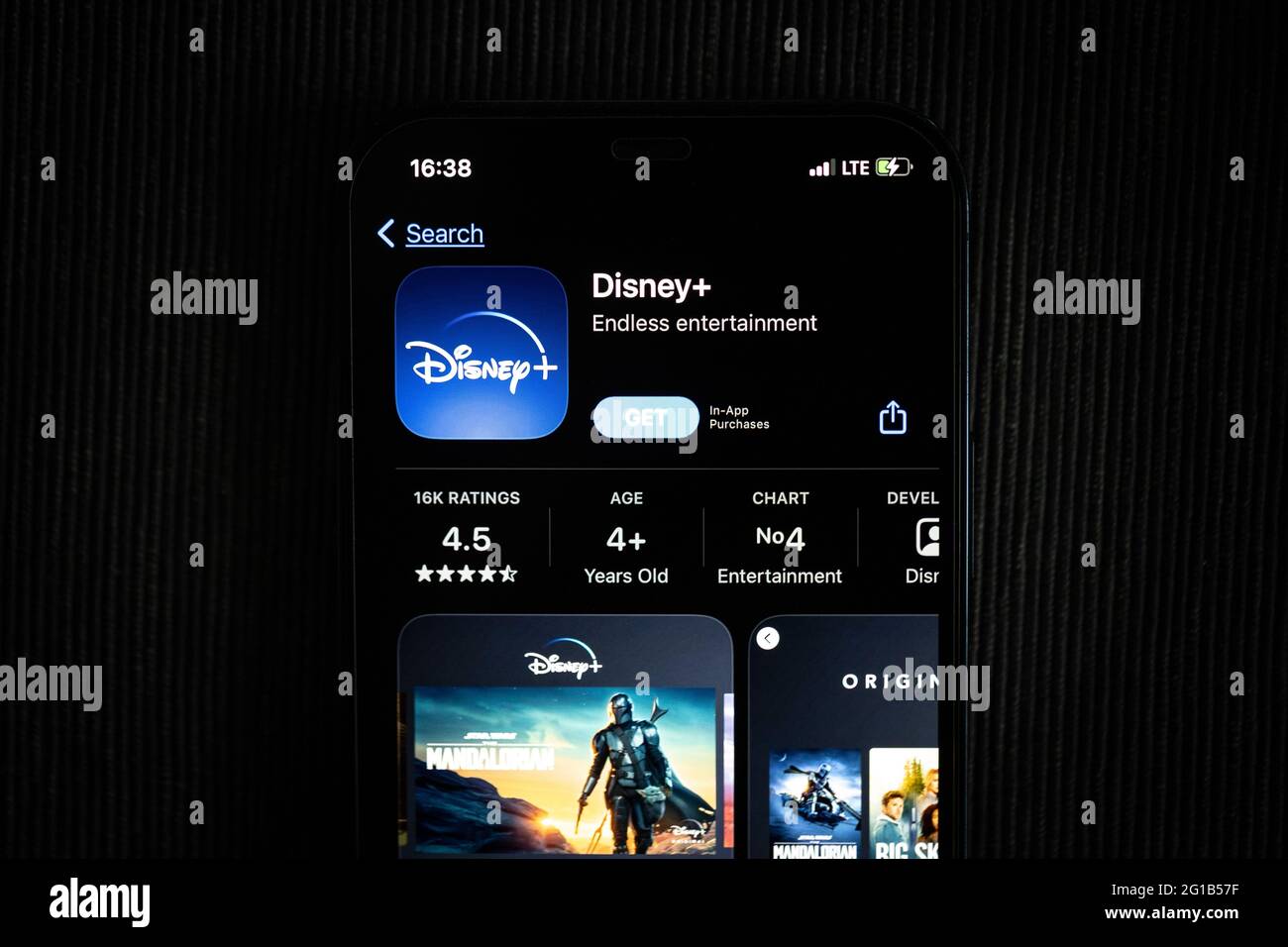 Disney+ App im Apple App Store auf einem iPhone 12-Bildschirm. Stockfoto