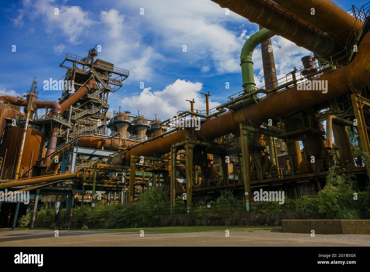 Stahlfabrik und Eisenwerk im Landschaftspark Duisburg Nord mit geschlossenem Hochofenanlagen und Eisenwerk als Panoramablick. Stockfoto