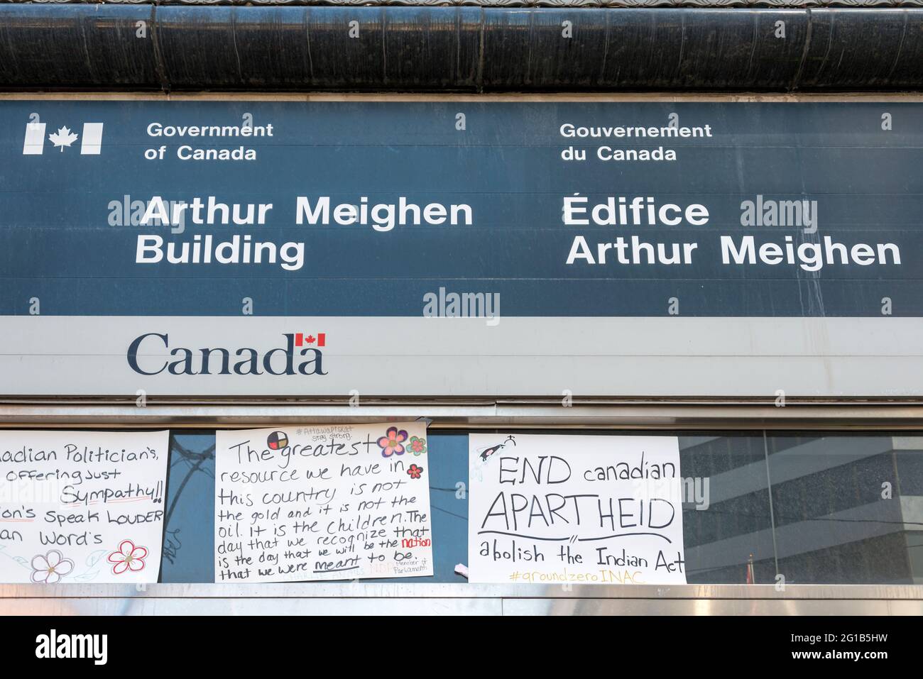 TORONTO, KANADA-17,2016. APRIL: Idle No More, Black Lives Matter Demonstranten besetzen das Büro Besetzung indigener und nördlicher Angelegenheiten in Toronto Stockfoto