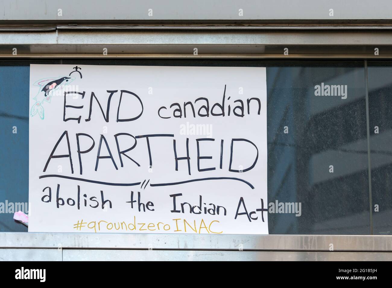 TORONTO, KANADA-17,2016. APRIL: Idle No More, Black Lives Matter Demonstranten besetzen das Büro Besetzung indigener und nördlicher Angelegenheiten in Toronto Stockfoto