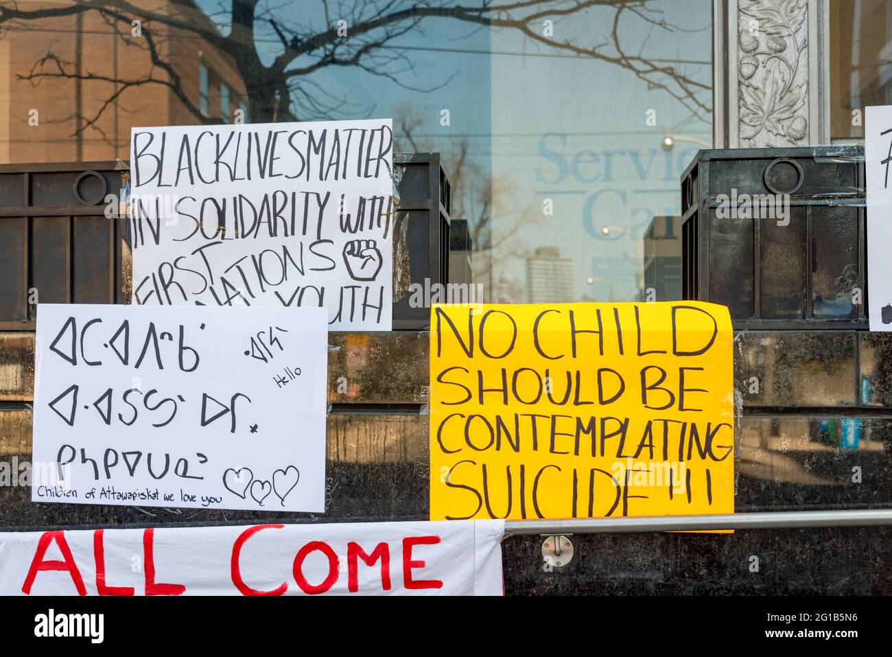 TORONTO, KANADA-17,2016. APRIL: Idle No More, Black Lives Matter Demonstranten besetzen das Büro Besetzung indigener und nördlicher Angelegenheiten in Toronto Stockfoto