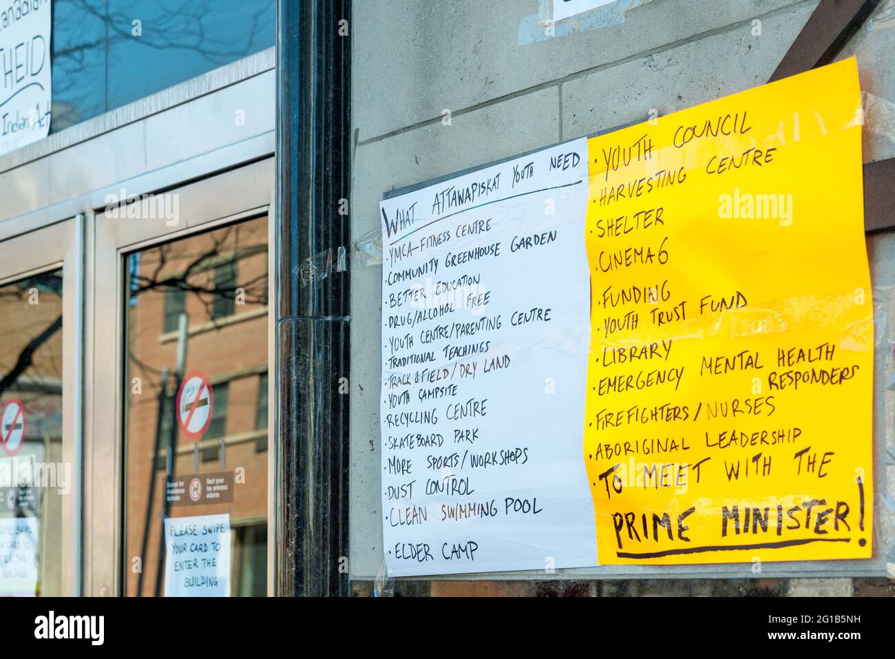 TORONTO, KANADA-17,2016. APRIL: Idle No More, Black Lives Matter Demonstranten besetzen das Büro Besetzung indigener und nördlicher Angelegenheiten in Toronto Stockfoto