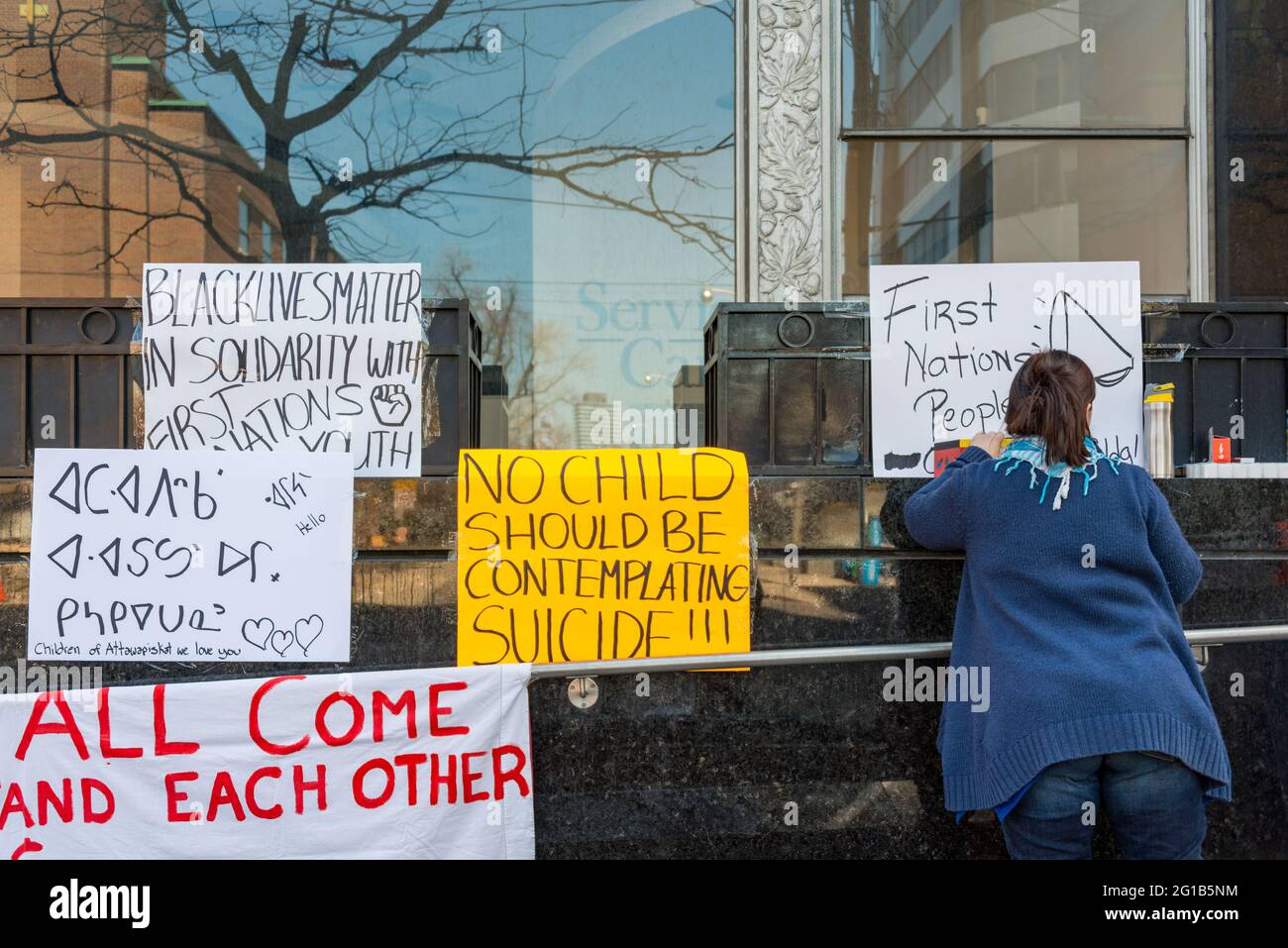 TORONTO, KANADA-17,2016. APRIL: Idle No More, Black Lives Matter Demonstranten besetzen das Büro Besetzung indigener und nördlicher Angelegenheiten in Toronto Stockfoto