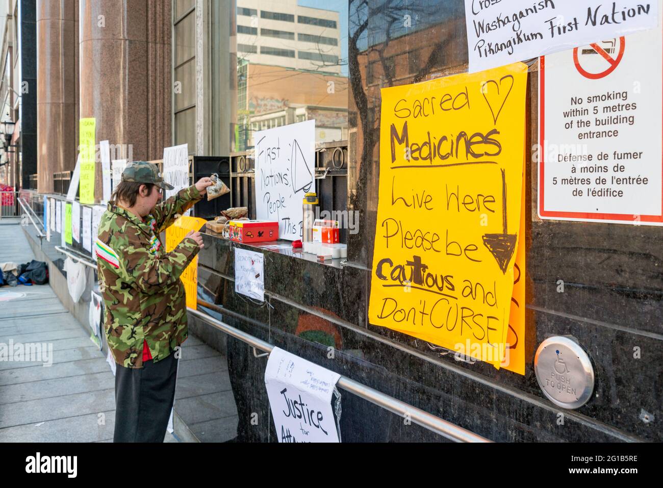 TORONTO, KANADA-17,2016. APRIL: Idle No More, Black Lives Matter Demonstranten besetzen das Büro Besetzung indigener und nördlicher Angelegenheiten in Toronto Stockfoto