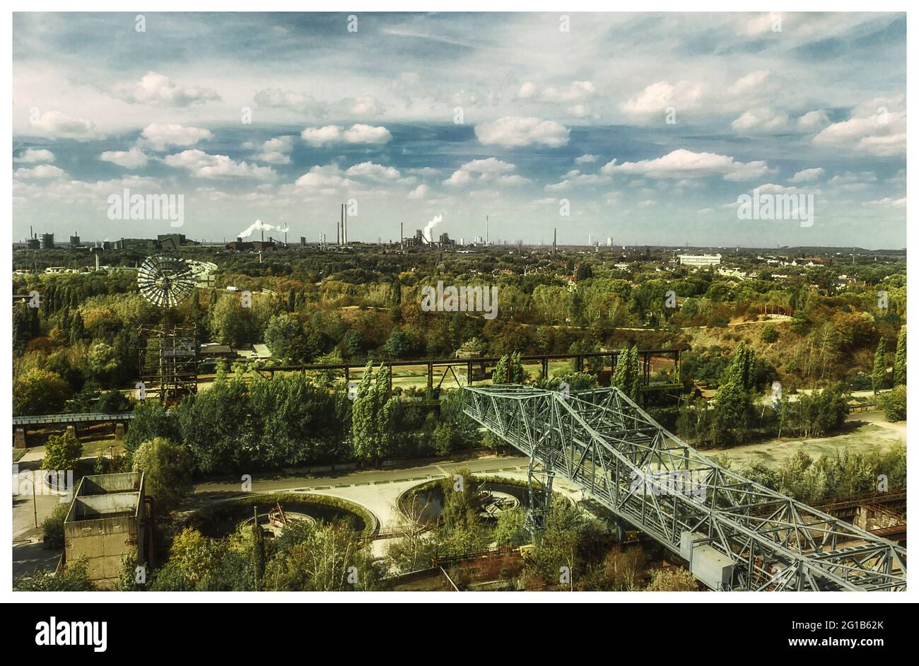 Zollverein-Grube und Landschaftspark Duisburg Nord - Tunnel und Brücke in der leeren Anlage - Raumfahrtzentrum Raketenabschuss. Stockfoto