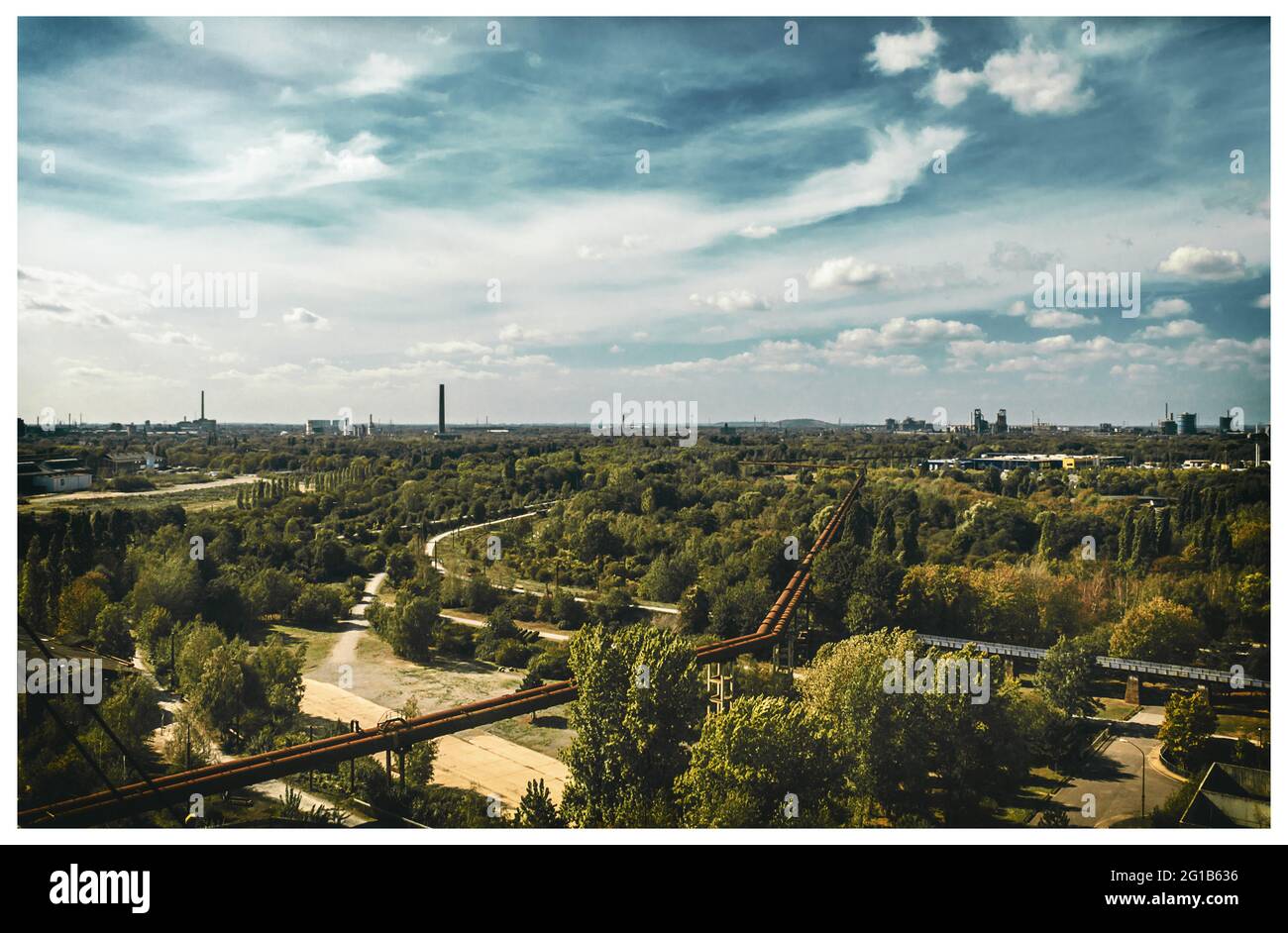 Zollverein-Grube und Landschaftspark Duisburg Nord - Tunnel und Brücke in der leeren Anlage - Raumfahrtzentrum Raketenabschuss. Stockfoto