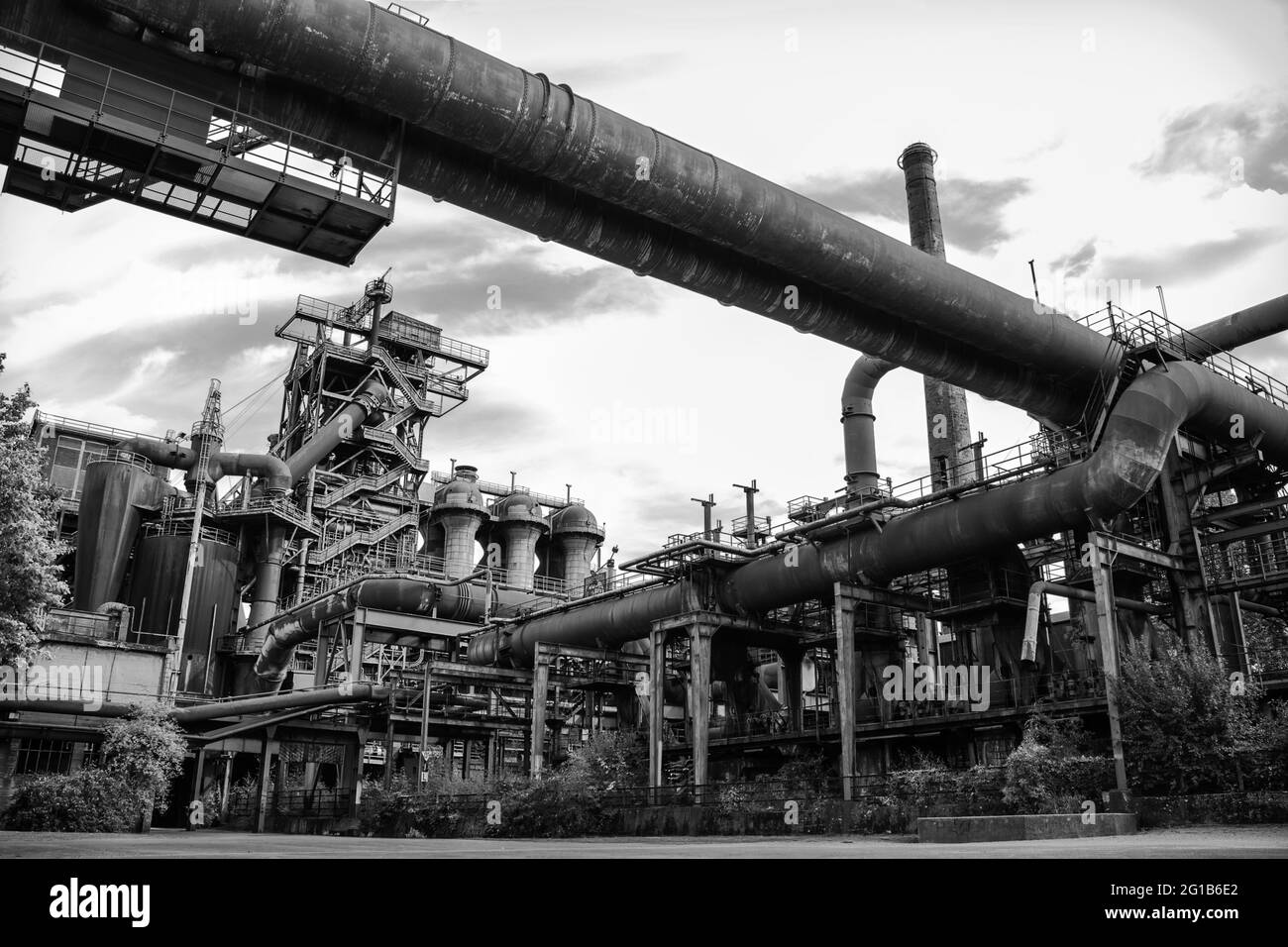 Stahlfabrik und Eisenwerk im Landschaftspark Duisburg Nord mit geschlossenem Hochofenanlagen und Eisenwerk als Panoramablick. Stockfoto
