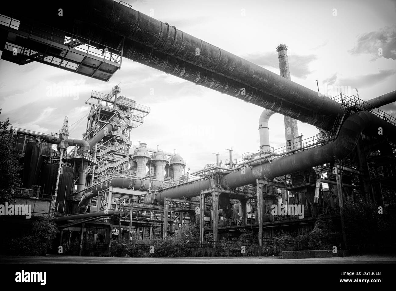 Stahlfabrik und Eisenwerk im Landschaftspark Duisburg Nord mit geschlossenem Hochofenanlagen und Eisenwerk als Panoramablick. Stockfoto