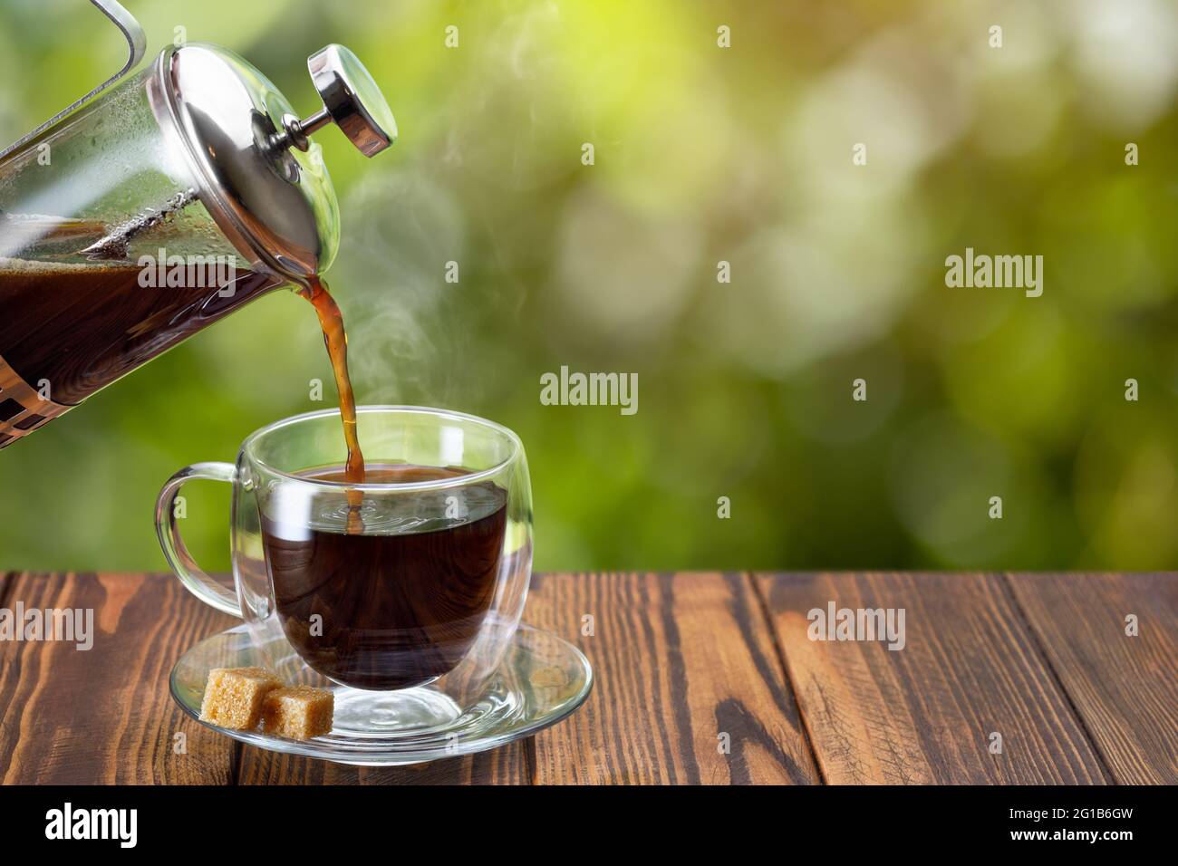 Kaffee aus französischer Presse, der in die Tasse gegossen wird Stockfoto