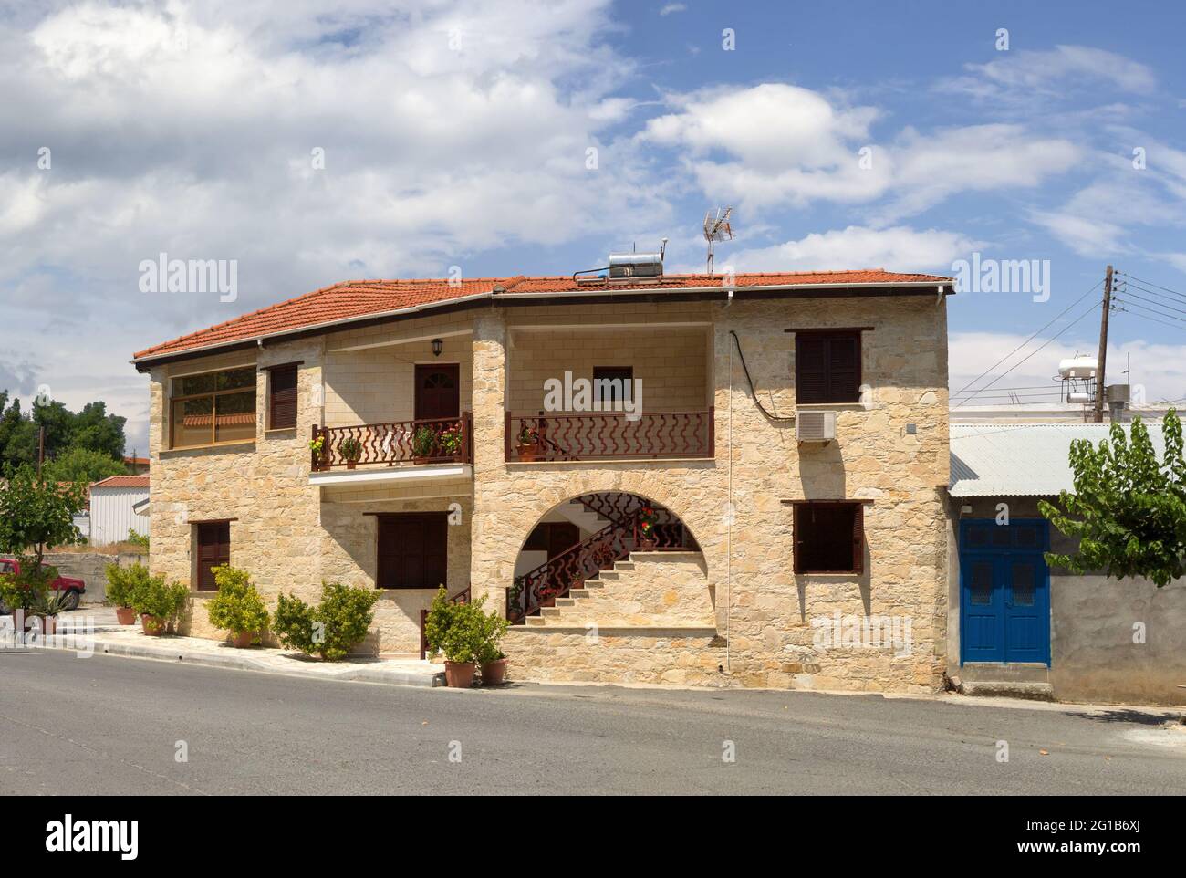 Charmante Straße des alten traditionellen Dorfes der Insel Zypern -Omodos. Stockfoto
