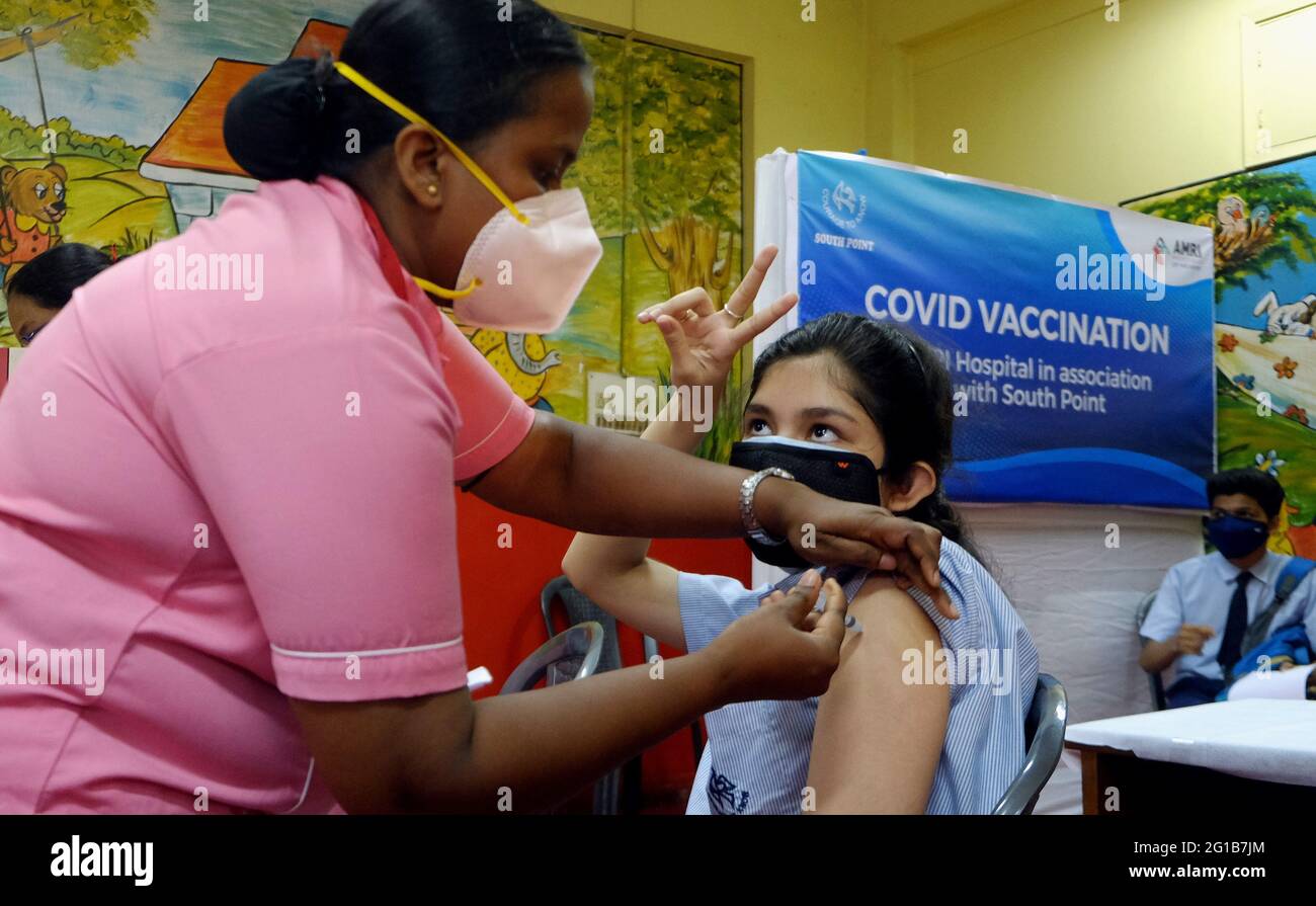 Kalkutta, Indien. Juni 2021. Ein Schüler einer Privatschule erhält am 6. Juni 2021 in Kalkutta, Indien, den Impfstoff COVID-19. Indiens COVID-19-Quote stieg am Sonntag auf 28,809,339, wobei in den letzten 24 Stunden 114,460 neue Fälle gemeldet wurden, was der niedrigste Tagesanstieg in den letzten zwei Monaten ist, sagte das Bundesgesundheitsministerium. Indiens landesweite Impfkampagne begann am 16. Januar, und bisher wurden über 231 Millionen Impfdosen verabreicht. Quelle: Str/Xinhua/Alamy Live News Stockfoto