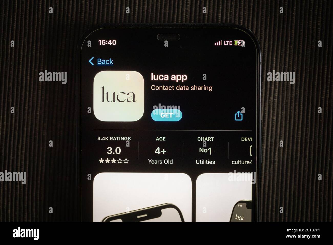 Luca-App im Apple App Store auf einem iPhone 12-Bildschirm. Stockfoto