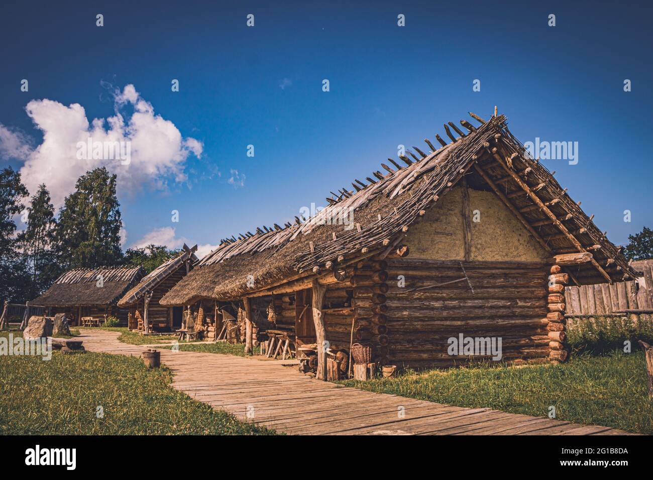 Festung aus dem Mittelalter im Freilichtmuseum im Hochsommer. Unabhängige Verteidigungsanlage als Fluchtanlage im Dorf. Stockfoto