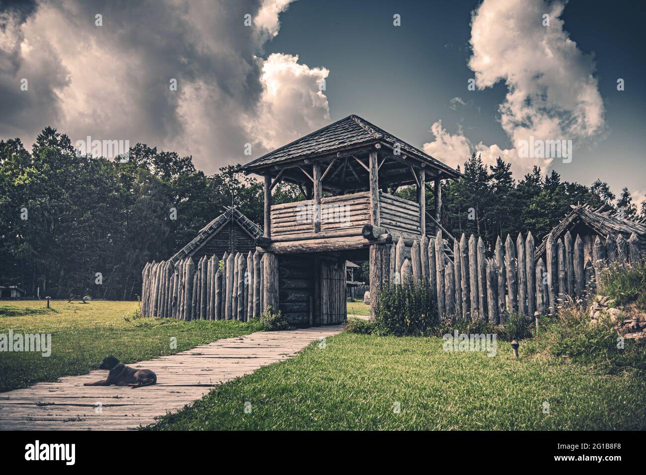 Festung aus dem Mittelalter im Freilichtmuseum im Hochsommer. Unabhängige Verteidigungsanlage als Fluchtanlage im Dorf. Stockfoto