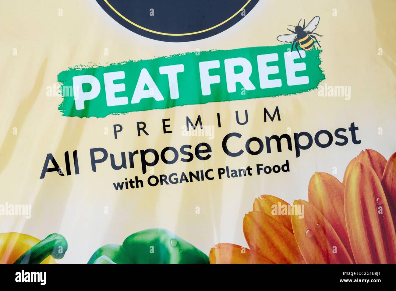 Ein „Peat Free“-Etikett auf einer Tasche mit Allzweckkompost. Torffreier Kompost. Stockfoto